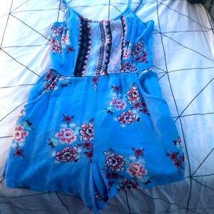 A very cute romper with POCKETS!!